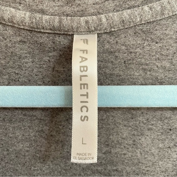 Fabletics Women’s Large Gray Crop Muscle Tee Relaxed Fit Graphic Athletic - Picture 3 of 4